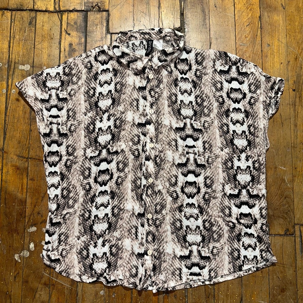 Divided H&M Shirt Top Womens Size 0 Beige Snake Print Cap Sleeve Button Front